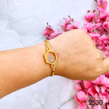 Golden bracelet bezel with lobster clasp - Hexagon
